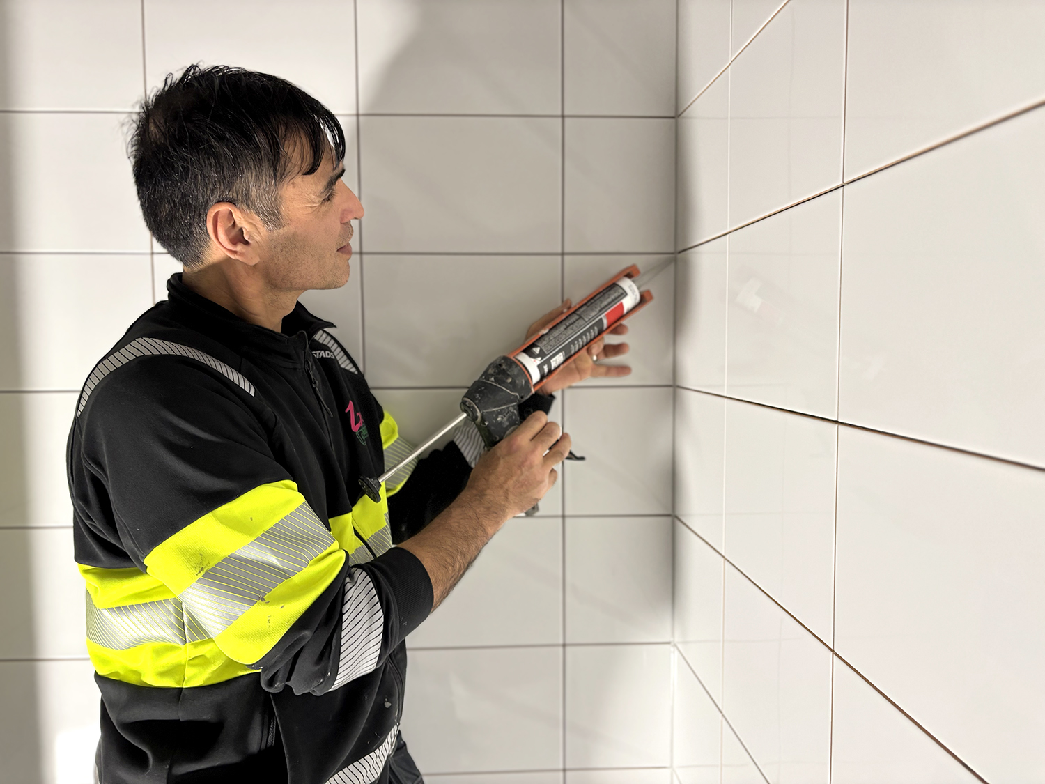 En man arbetar med plattsättning