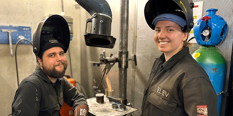 En man och står framför en mängd nätverksutrustning.