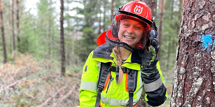 Kvinna som arbetar som skogsmaskinförare 